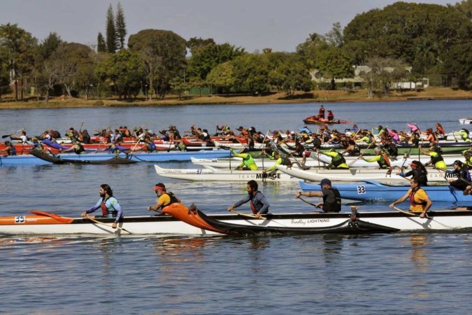 Competição de canoa havaiana no Lago Paranoá -  (crédito: Minervino Júnior/CB/D.A.Press)