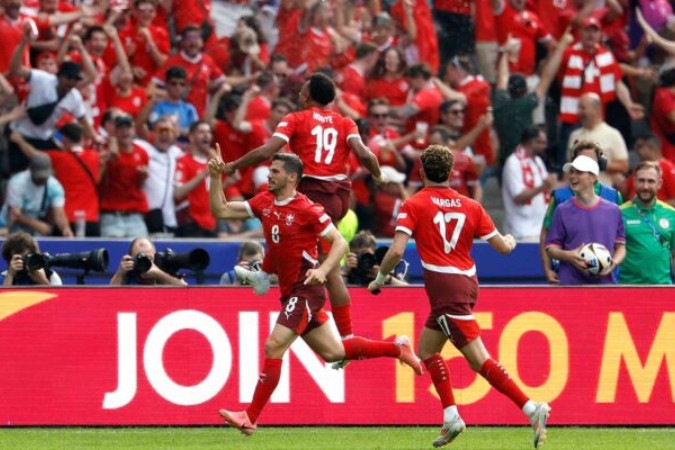 Freuler corre para comemorar o seu gol para a Suíça e vai receber o abraço de Vargas (17), enquanto Ndoyer (19) vibra com a torcida celebrates -  (crédito: Foto: Odd Andersen/AFP via Getty Images)