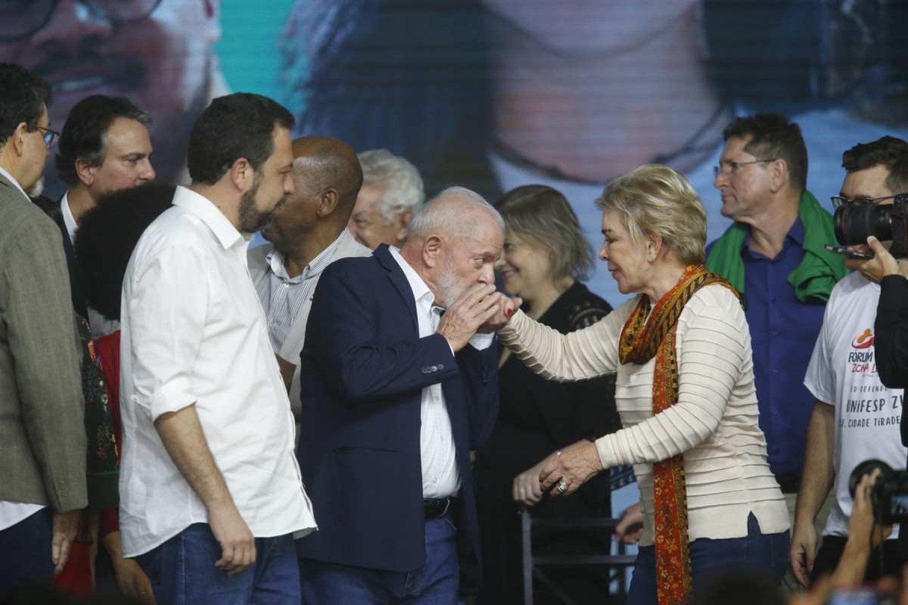 Para conter bolsonarismo, Lula corre o país para turbinar candidaturas