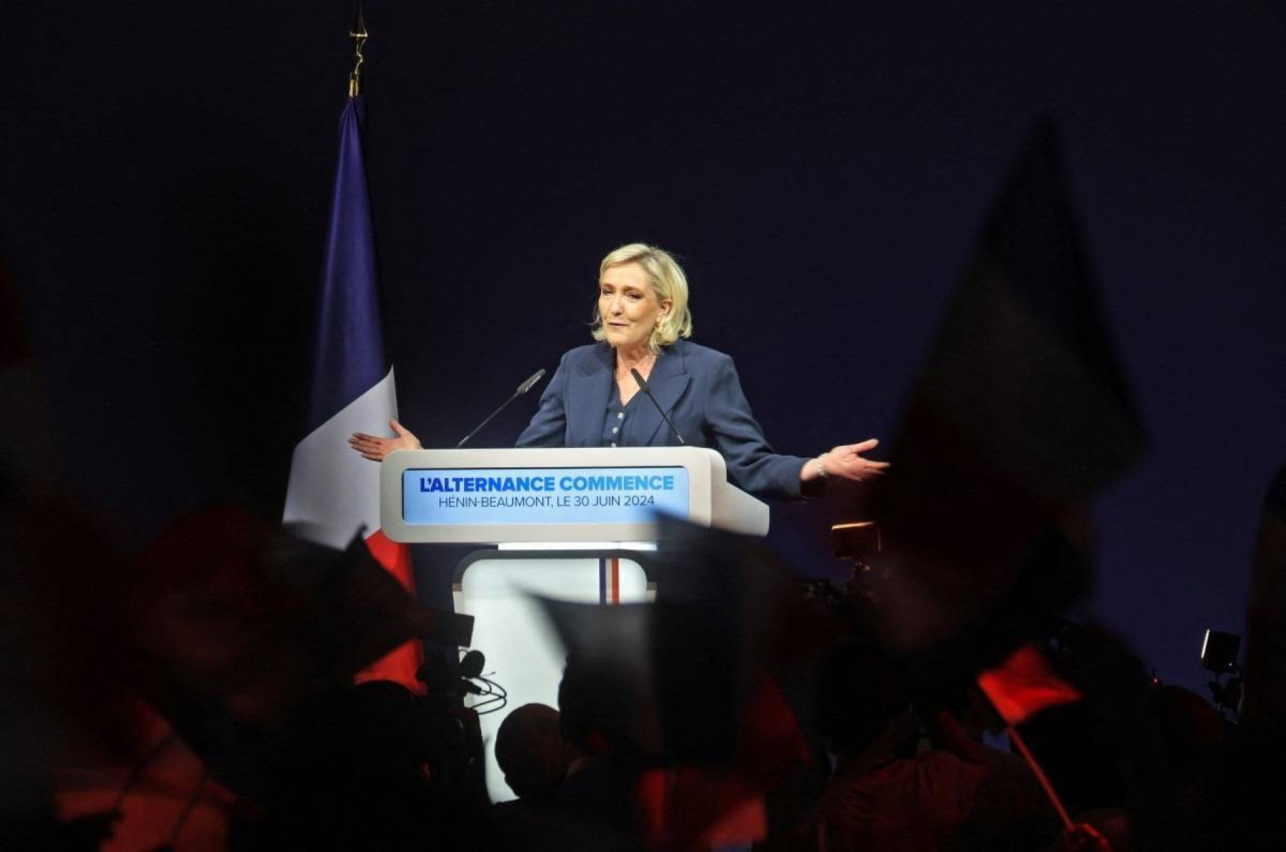 França: Ultradireita dispara nas eleições e Macron pede aliança democrática