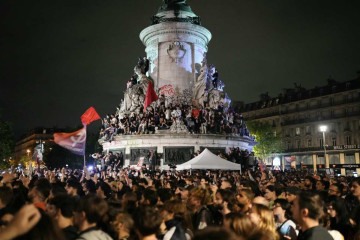 Manifestantes participam de uma manifestação contra a extrema direita após o anúncio dos resultados do primeiro turno das eleições parlamentares, na Place de la Republique, em Paris, em 30 de junho de 2024 -  (crédito: Dimitar DILKOFF/AFP)