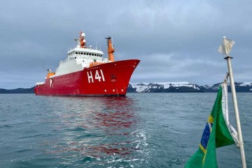 Navio Polar Comandante Maximiano, fundeado na Península Antártica: pesquisa brasileira ajuda o planeta a entender as mudanças climáticas -  (crédito:  Arquivo Pessoal)