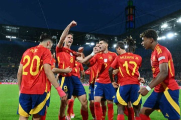  Spain's midfielder #08 Fabian Ruiz celebrates with teammates after scoring his team's second goal during the UEFA Euro 2024 round of 16 football match between Spain and Georgia at the Cologne Stadium in Cologne on June 30, 2024. (Photo by Alberto PIZZOLI / AFP)
     -  (crédito:  AFP via Getty Images)