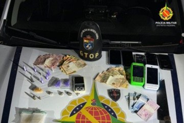 Drogas e objetos encontrados na casa do casal que foram presos na estrutural -  (crédito: PMDF/Divulgação)