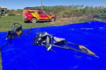 Destroços de helicóptero que caiu na Lagoa da Jacuba, em Água Fria de Goiás, são encontrados. -  (crédito: CBMGO/Divulgação)