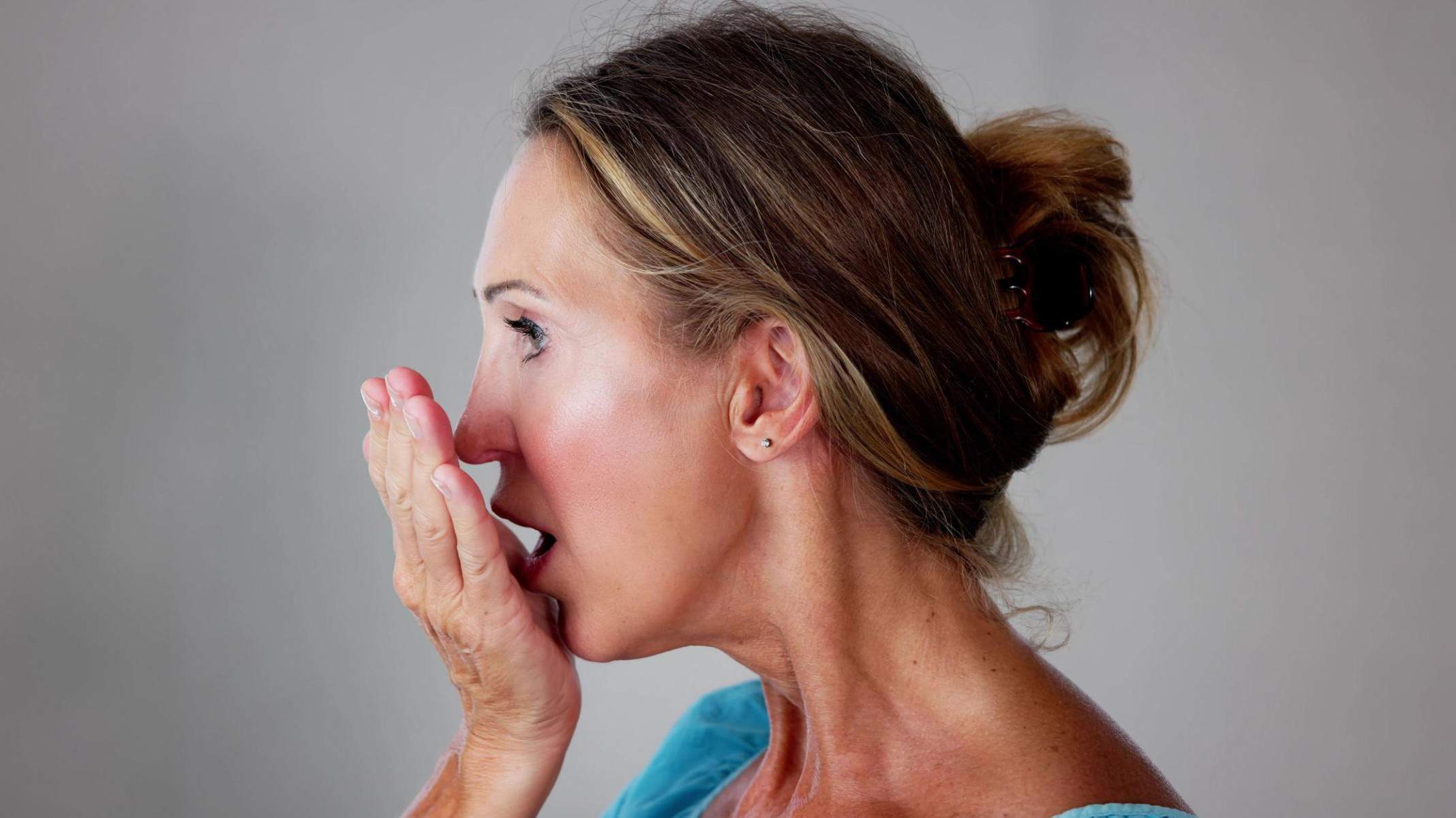 Quais são as causas do mau hálito (e os alimentos que podem piorá-lo)