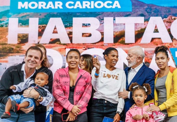 Lula e Paes receberam moradores, durante cerimônia de entrega de unidades habitacionais do Programa Morar Carioca, no bairro de Santa Cruz -  (crédito: Ricardo Stuckert/PR)