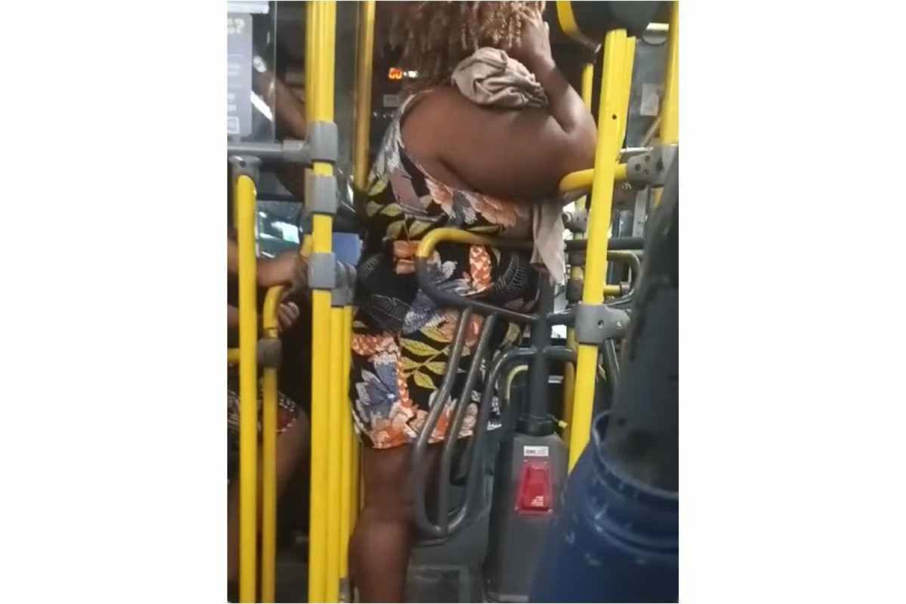Passageira fica presa por duas horas em roleta de ônibus no Rio