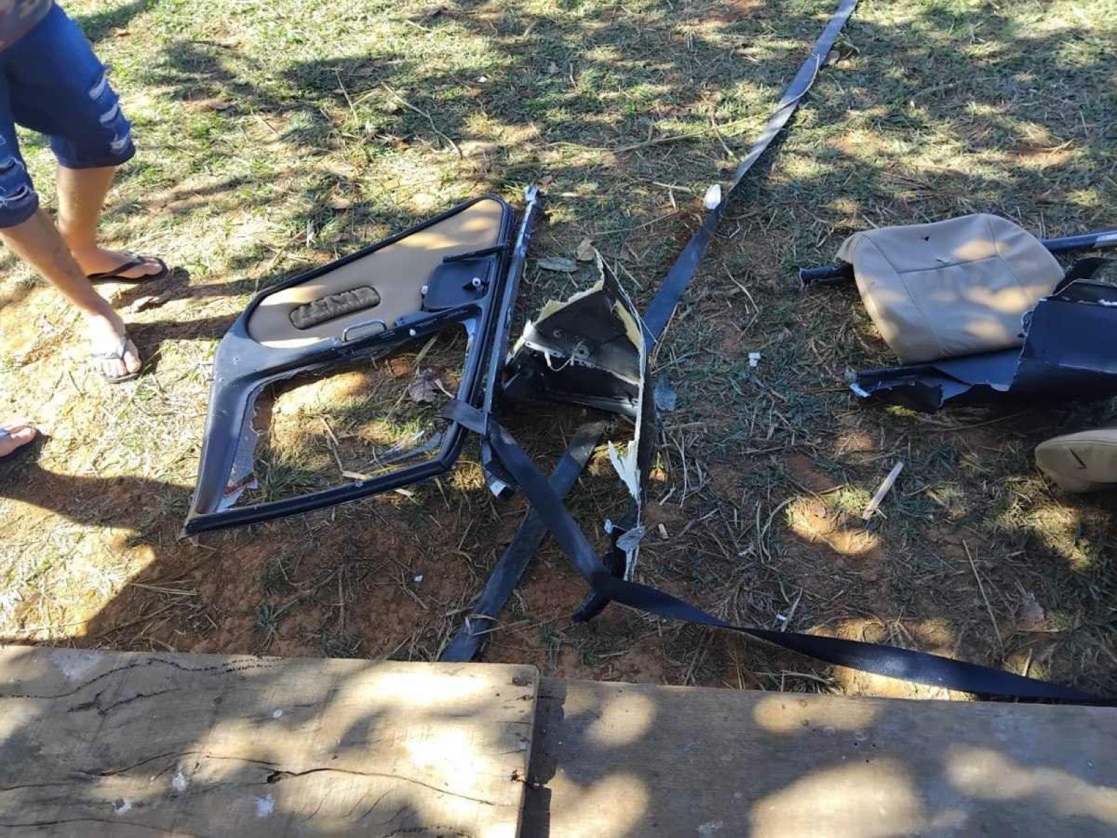 Destroços de helicóptero que caiu na Lagoa da Jacuba, em Água Fria de Goiás, são encontrados.