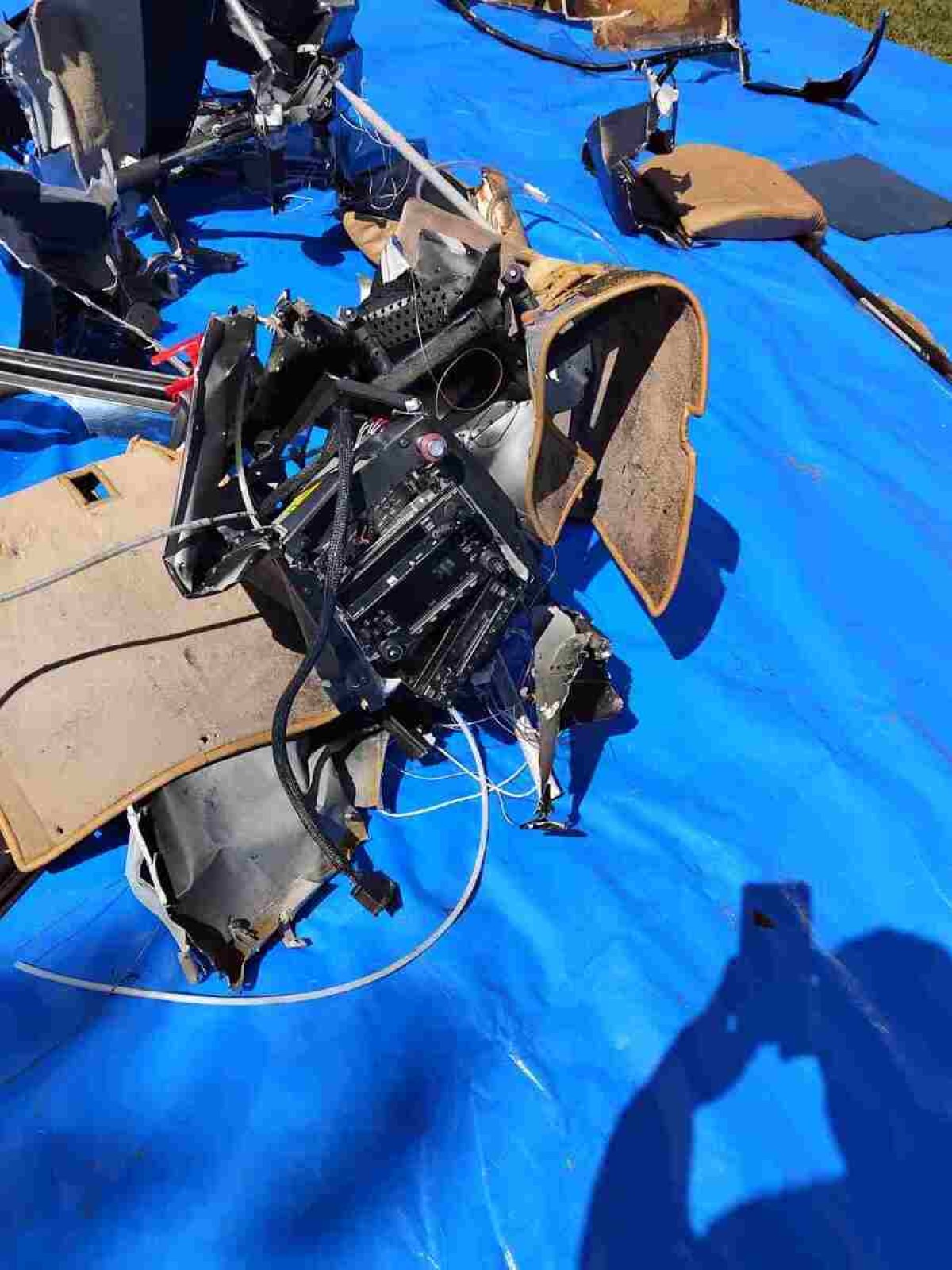 Destroços de helicóptero que caiu na Lagoa da Jacuba, em Água Fria de Goiás, são encontrados.
