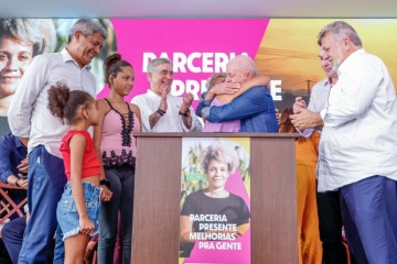 Em Feira de Santana (BA), o presidente Lula assinou contratos do Minha Casa, Minha Vida -  (crédito: Ricardo Stuckert / PR)