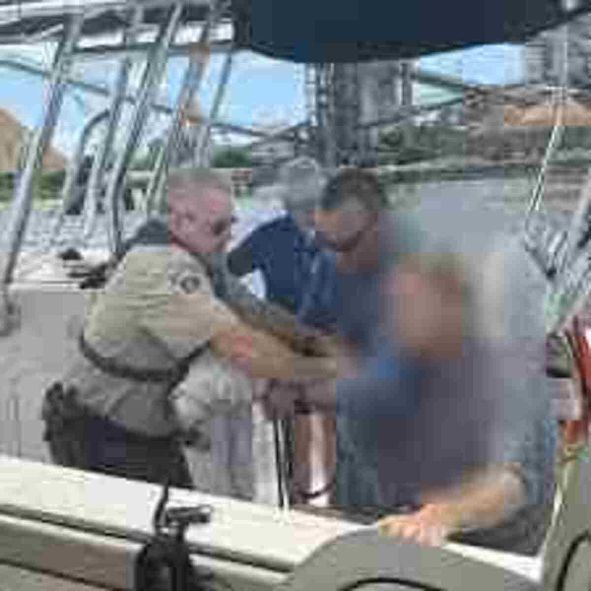 A vítima foi encontrada em um barco, perdendo muito sangue devido a uma lesão grave no antebraço, por agentes da NCSO -  (crédito: Reprodução/X/@NCSO_FL)