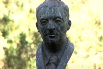 Busto de ex-prefeito de Uberlândia é furtado de praça central da cidade - Vin&iacute;cius Lemos