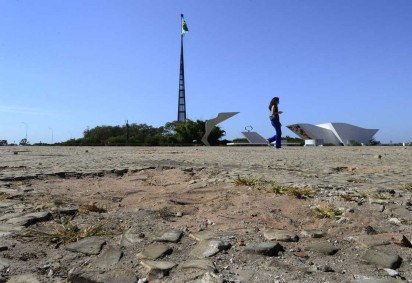 Pedras portuguesas soltas na praça causam riscos aos turistas que visitam o local -  (crédito:  Marcelo Ferreira/CB/D.A Press)