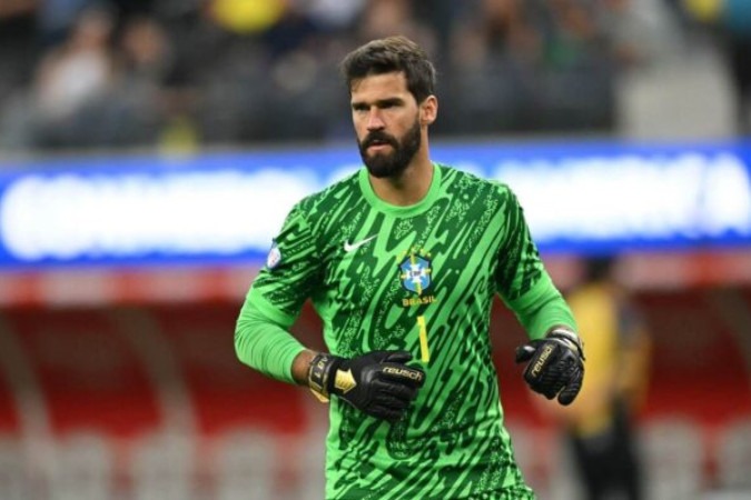  Brazil's goalkeeper #01 Alisson looks on during the Conmebol 2024 Copa America tournament group D football match between Brazil and Costa Rica at SoFi Stadium in Inglewood, California on June 24, 2024. (Photo by Patrick T. Fallon / AFP)
     -  (crédito:  AFP via Getty Images)