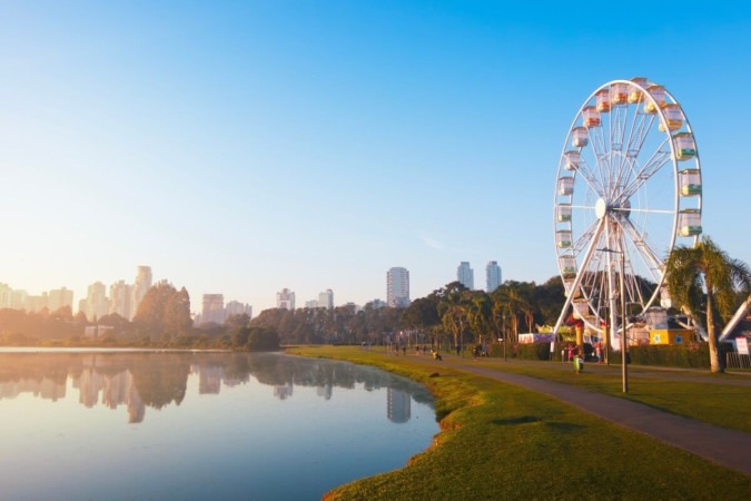 A capital do Paraná, Curitiba, repleta de parques e avenidas arborizadas, é moderna e acolhedora (Imagem: Black Layer Creative | Shutterstock) -  (crédito: Edicase - entretenimento -> Diversão e arte)