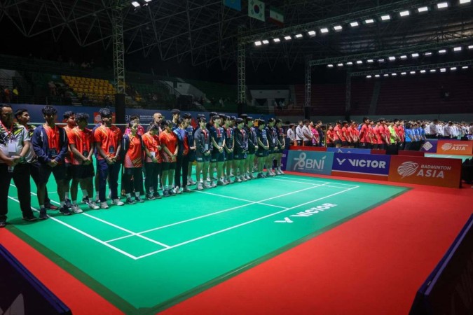 Jogadores do Campeonato Asiático Júnior de 2024 oraram juntos pelo falecido jogador chinês Zhang Zhijie -  (crédito: HANDOUT / PUBLIC RELATIONS AND MEDIA DIVISION OF THE INDONESIAN BADMINTON ASSOCIATION (PBSI) / AFP)