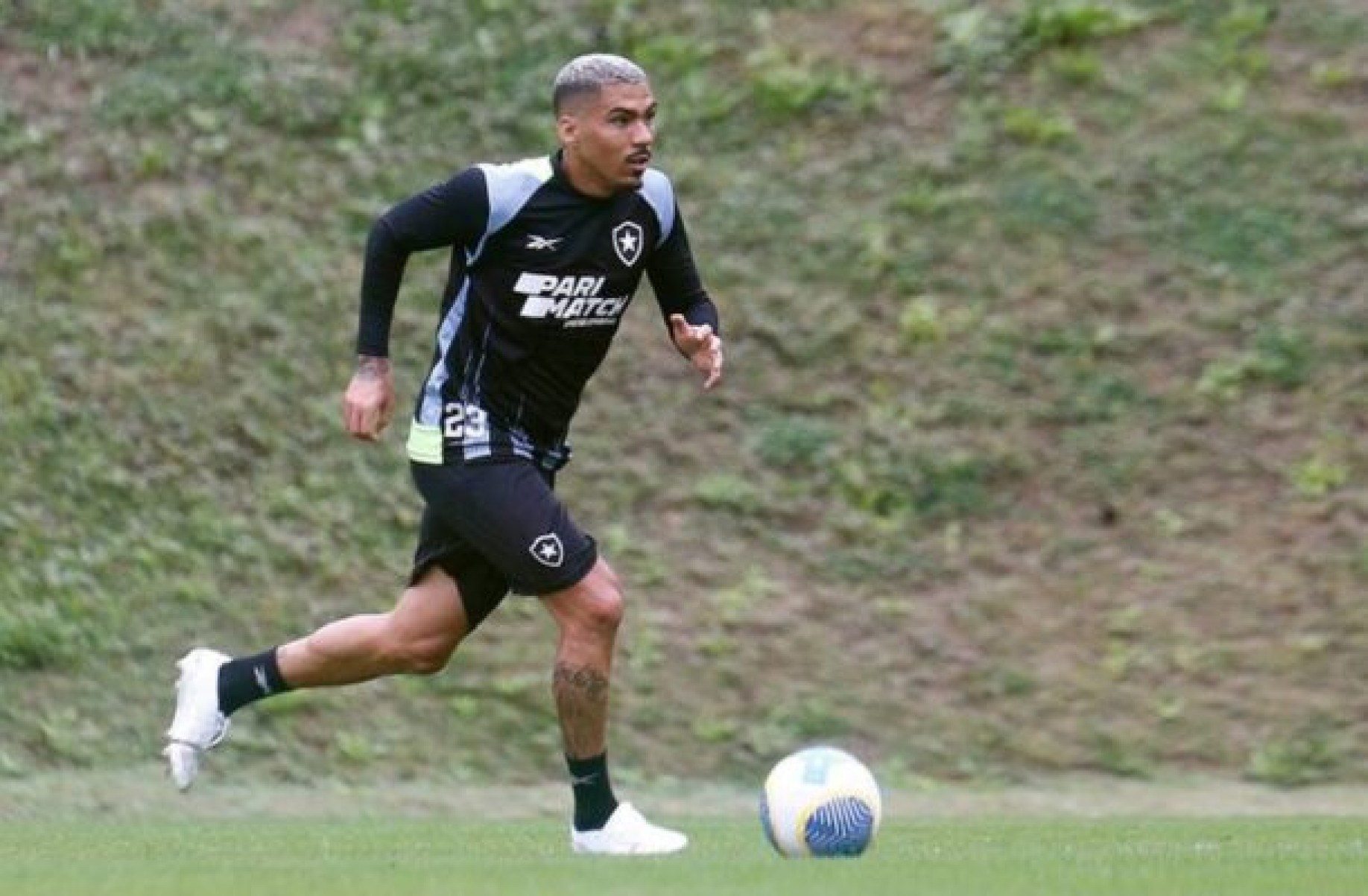Allan treina pelo Botafogo e ganha data de apresentação