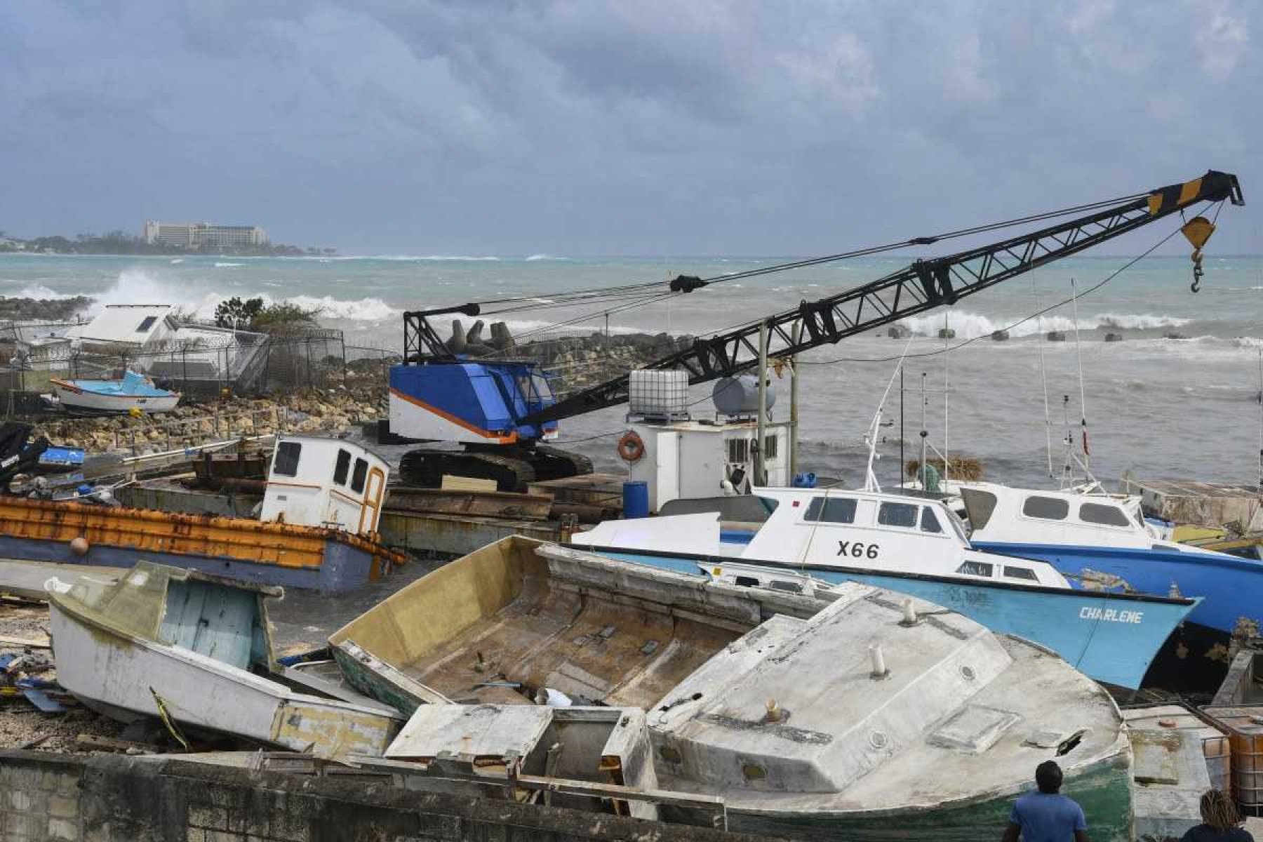     Barcos de pesca danificados descansam na costa após a passagem do furacão Beryl no Bridgetown Fish Market, Bridgetown, Barbados, em 1º de julho de 2024. (Foto de Randy Brooks / AFP)       