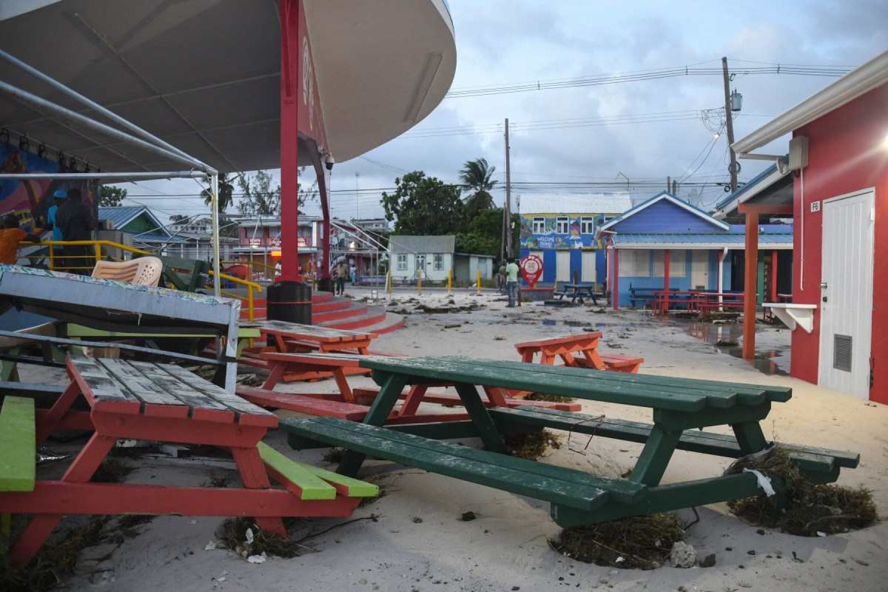     Móveis externos danificados são vistos após a passagem do furacão Beryl nos jardins de Oistins, Christ Church, Barbados, em 1º de julho de 2024. (Foto de Randy Brooks / AFP)       