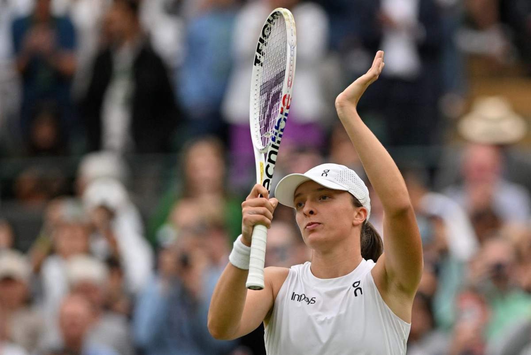 Swiatek vence, campeã Vondrousova é eliminada e Bia Haddad tem jogo adiado