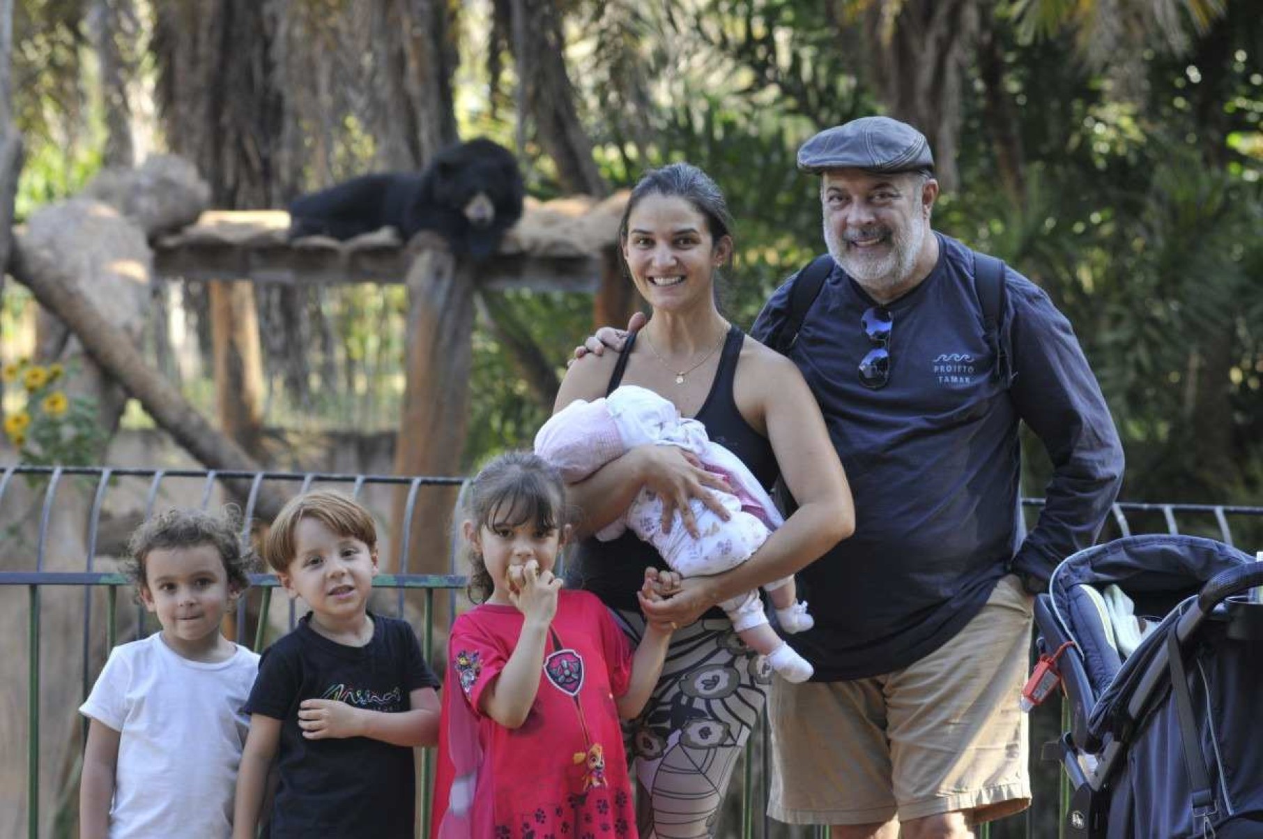 Mariana com as filhas Aurora e Cecília, e avô das meninas, João, curtem um passeio no Zoo