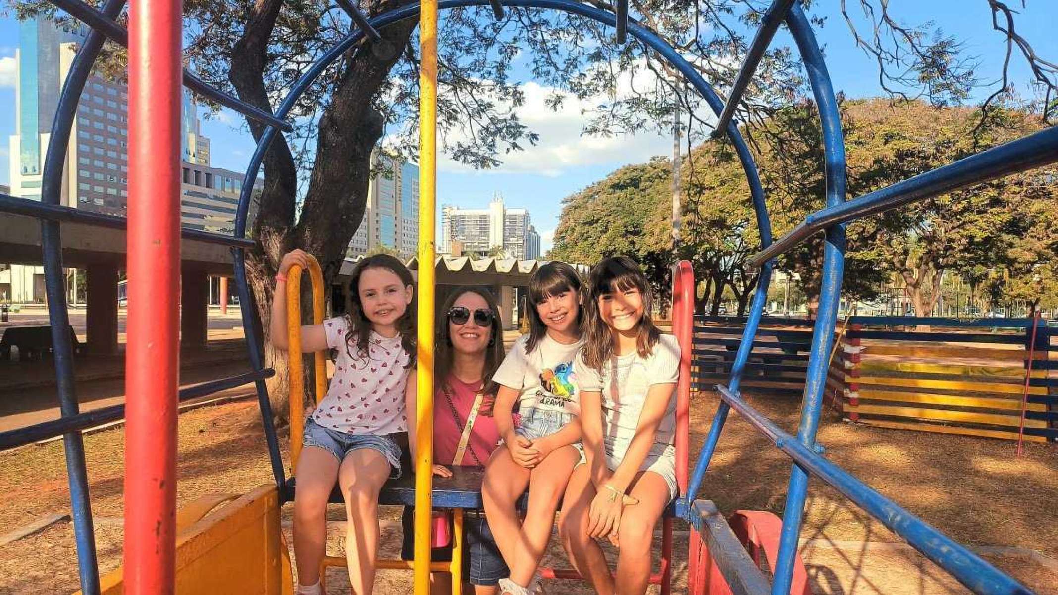 Tatiana foi com a filha Alice e duas coleguinhas para uma tarde de diversão no Parque Ana Lídia