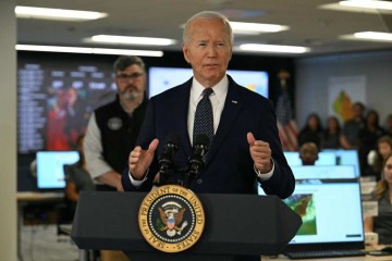 Joe Biden discursa no Centro de Operações de Emergência, em Washington: à espera da temporada de furacões e tormenta política  -  (crédito: Jim Watson/AFP)