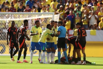  SANTA CLARA, CALIFORNIA - JULY 02: Vinicius Junior of Brazil argues with Referee Jesus Valenzuela after receiving a yellow card during the CONMEBOL Copa America 2024 Group D match between Brazil and Colombia at Levi's Stadium on July 02, 2024 in Santa Clara, California.   Ezra Shaw/Getty Images/AFP (Photo by EZRA SHAW / GETTY IMAGES NORTH AMERICA / Getty Images via AFP)
       -  (crédito: Ezra Shaw/Getty Images via AFP)