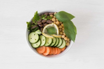 O prato da dieta planetária consiste em frutas, vegetais, grãos integrais, proteínas vegetais e gorduras saudáveis para garantir longevidade -  (crédito: Freepik)
