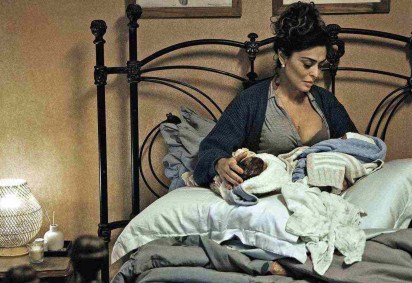 Juliana Paes interpreta Liana, terapeuta ocupacional às voltas com a maternidade decorrente de raro fenômeno biológico -  (crédito: NETFLIX/divulgação)