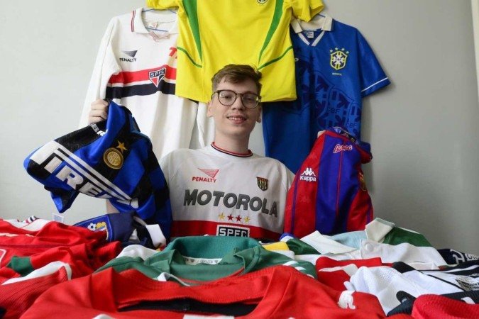  02/07/2024 Crédito: Marcelo Ferreira/CB/D.A Press. Brasil. Brasília - DF - Moda esportiva e olimpíadas. Arthur Serique, possue mais de 200 camisas de times de futebol.
