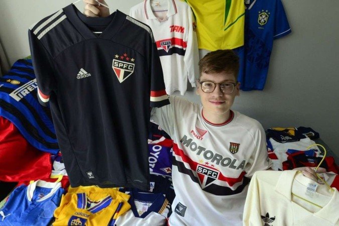  02/07/2024 Crédito: Marcelo Ferreira/CB/D.A Press. Brasil. Brasília - DF - Moda esportiva e olimpíadas. Arthur Serique, possue mais de 200 camisas de times de futebol.