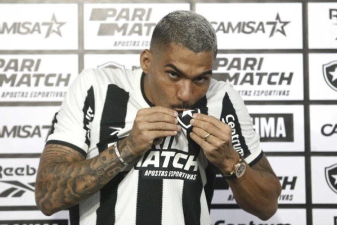 Allan beija escudo do Botafogo. Vascaínos, que sonharam com a fera, não curtiram  -  (crédito: Foto: Vitor Silva/Botafogo)