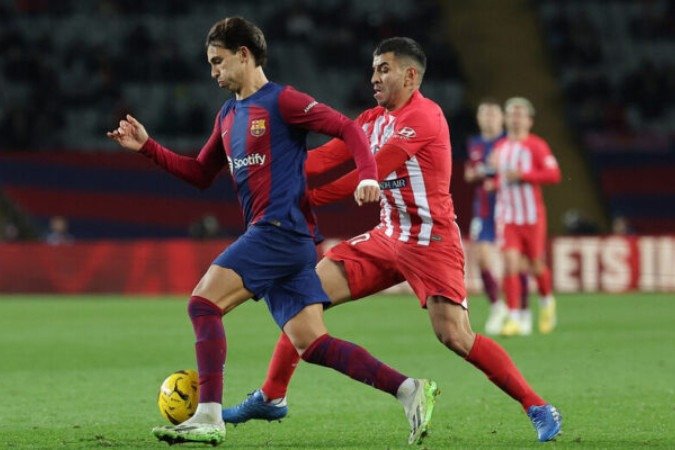 Barcelona's Portuguese forward #14 Joao Felix (L) is challenged by Atletico Madrid's Argentinian forward #10 Angel Correa during the Spanish league football match between FC Barcelona and Club Atletico de Madrid at the Estadi Olimpic Lluis Companys in Barcelona on December 3, 2023. (Photo by LLUIS GENE / AFP)
- (crédito: AFP via Getty Images) Barcelona's Portuguese forward #14 Joao Felix (L) is challenged by Atletico Madrid's Argentinian forward #10 Angel Correa during the Spanish league football match between FC Barcelona and Club Atletico de Madrid at the Estadi Olimpic Lluis Companys in Barcelona on December 3, 2023. (Photo by LLUIS GENE / AFP)
- (crédito: AFP via Getty Images)