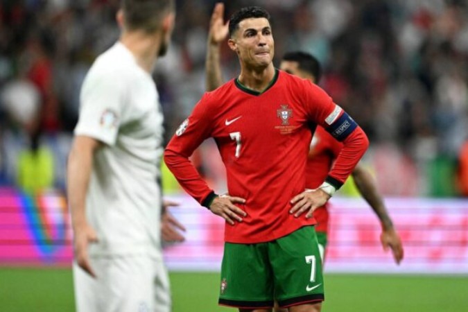 Cristiano Ronaldo chorou após perder pênalti nas oitavas da Euro - Patrícia de Melo Moreira/AFP via Getty Images -  (crédito:  - Foto: Patrícia de Melo Moreira/AFP via Getty Images)