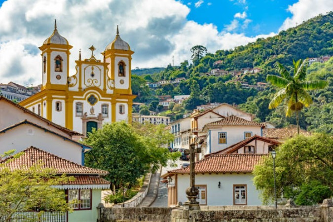  Top view of the center of the historic Ouro Preto city in Minas Gerais, Brazil with its famous churches and old buildings with hills in background
     -  (crédito:  Getty Images)