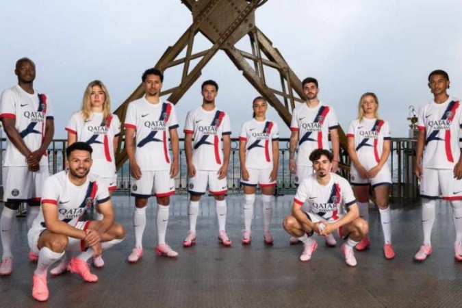 Jogadores posam com novo uniforme do Paris Saint-Germain - Foto: Divulgação / PSG -  (crédito: Divulgação / PSG)