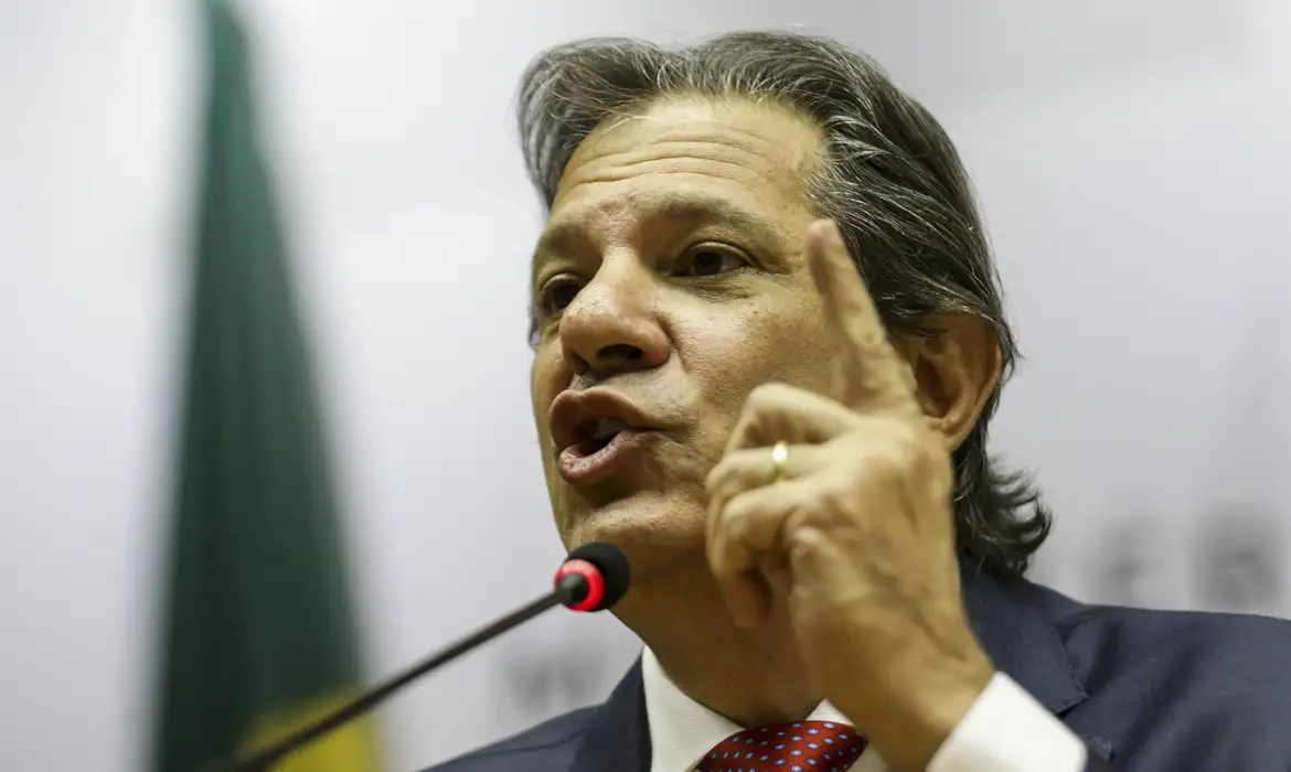 Haddad anuncia corte de R$ 15 bilhões no orçamento federal