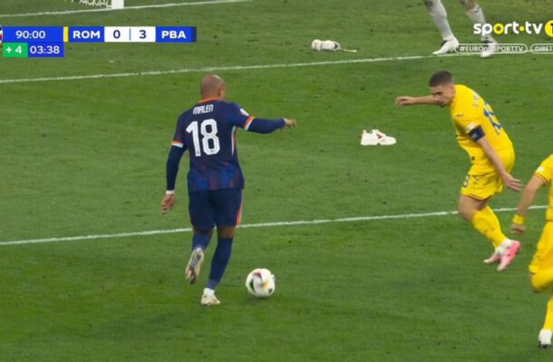 Tênis atirado em campo atrapalha goleiro da Romênia em gol da Holanda