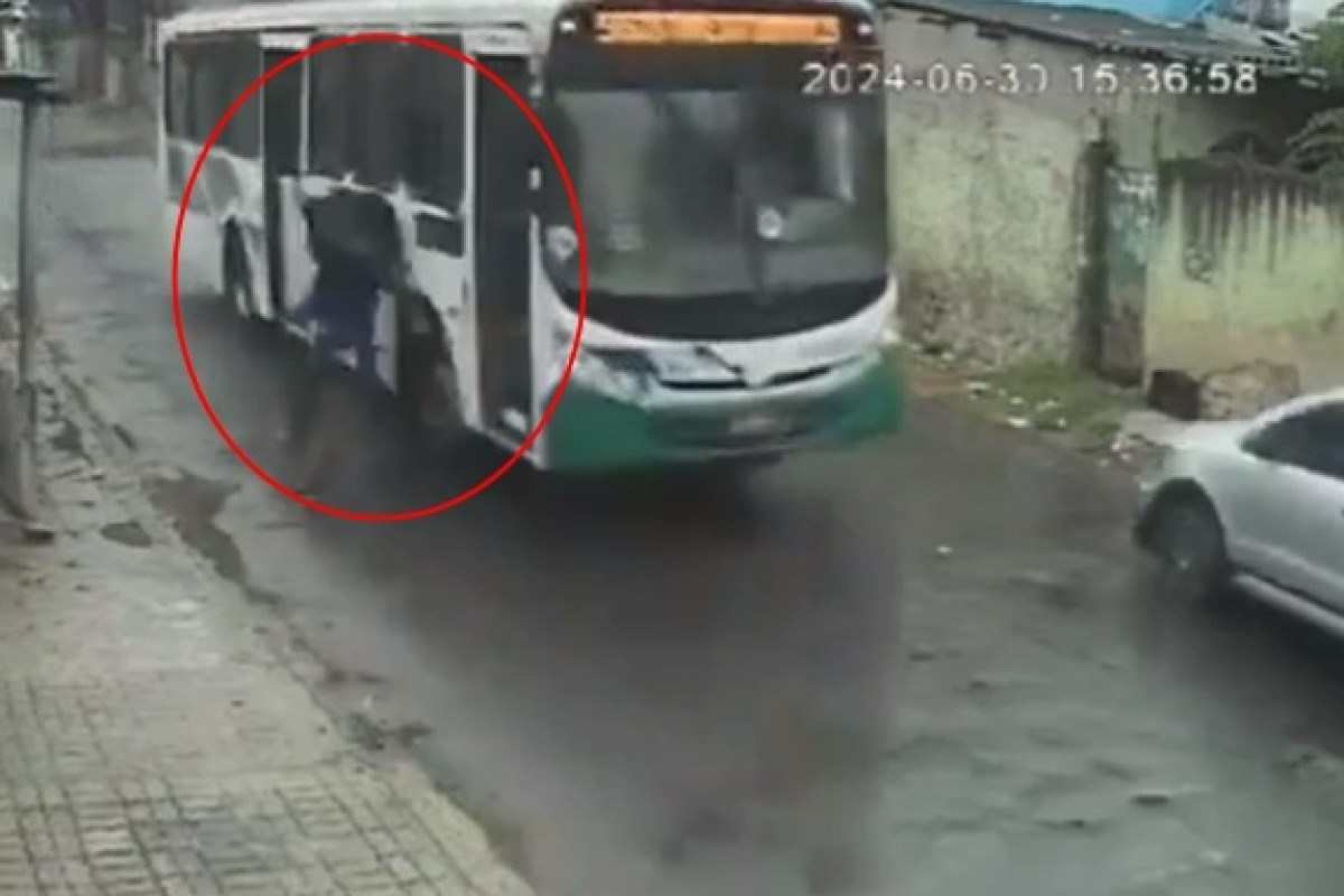 Vídeo: ônibus bate em entregador de aplicativo e quase o atropela