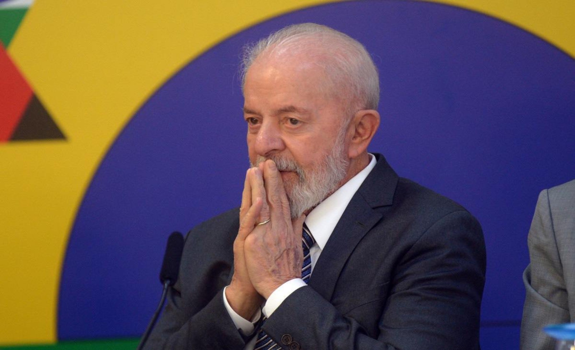Lula diz que não é presidente para receber 