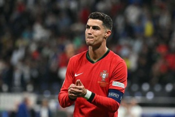 O avançado português #07 Cristiano Ronaldo aplaude os adeptos no final do jogo de futebol dos oitavos-de-final do UEFA Euro 2024 entre Portugal e Eslovénia, na Frankfurt Arena, em Frankfurt am Main, a 1 de julho de 2024. -  (crédito: JAVIER SORIANO / AFP)