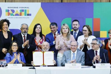 Lula, ministros e deputados durante a assinatura da Política Nacional de Cuidados -  (crédito:  Ricardo Stuckert / PR)