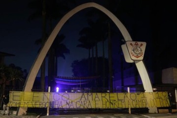 Torcida do Corinthians volta a protestar no Parque São Jorge -  (crédito: Foto: Divulgação/Caio Coelho @caiobatimao)