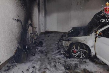 Moto elétrica e carro queimaram dentro da garagem de uma casa no Lago Norte -  (crédito: CBMDF )
