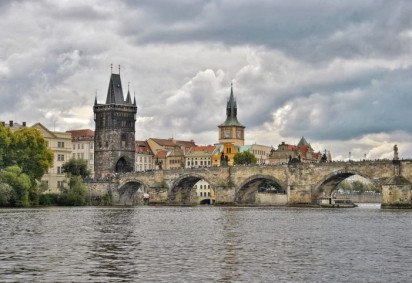 No dia 9 de julho de 1357 começou a ser construído um monumento que se tornaria um mais emblemáticos de Praga, na República Tcheca: a Ponte Carlos (também conhecida como Karl?v Most em tcheco). -  (crédito: Duernsteiner por Pixabay)