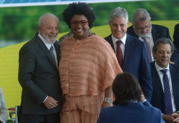  Ed Alves/CB/DA.Press. Politica. Presidente Lula na cerimonia Safra 2024/2025. Na foto, a cantora Ellen Ol..ria. Cantou o Hino Nacional. 