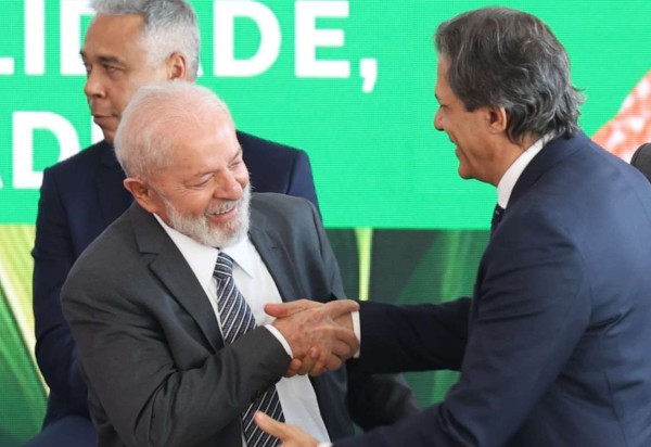 O presidente Lula e o ministro da Fazenda, Fernando Haddad, durante cerimônia de lançamento do Plano Safra 2024/2025.     -  (crédito:  Valter Campanato/Agência Brasil)