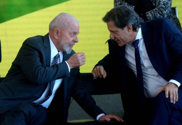 Presidente Lula conversa com ministro da Fazenda Fernando Hadadd durante lançamento do Plano Safra -  (crédito: Ed Alves/ CB/DAPress)
